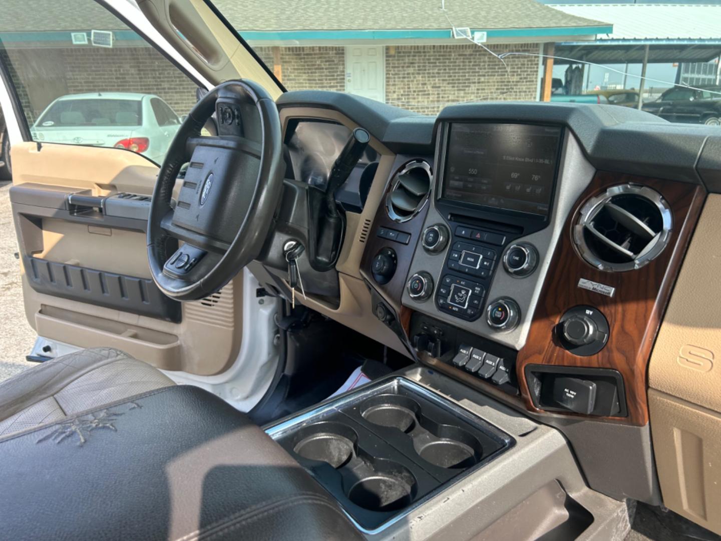 2014 White Ford F-250 SD King Ranch Crew Cab 4WD (1FT7W2B61EE) with an 6.2L V8 OHV 16V engine, 6-Speed Automatic transmission, located at 1687 Business 35 S, New Braunfels, TX, 78130, (830) 625-7159, 29.655487, -98.051491 - Photo#3